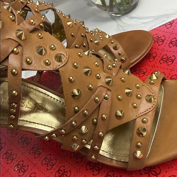 Guess Laidea medium brown leather 6.5 in great condition the box does have wear - Picture 8 of 9